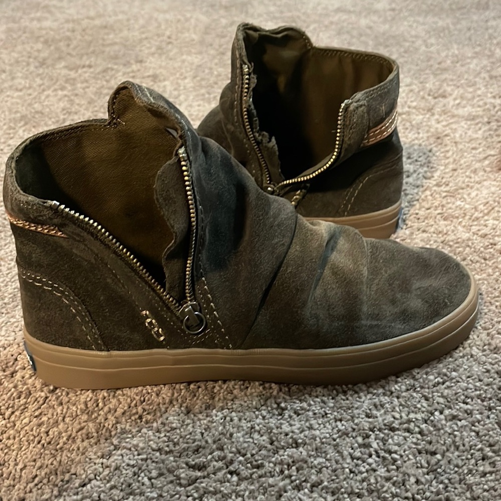 Women’s size 8, Sperry, Memory foam, slouch, side zipper, green